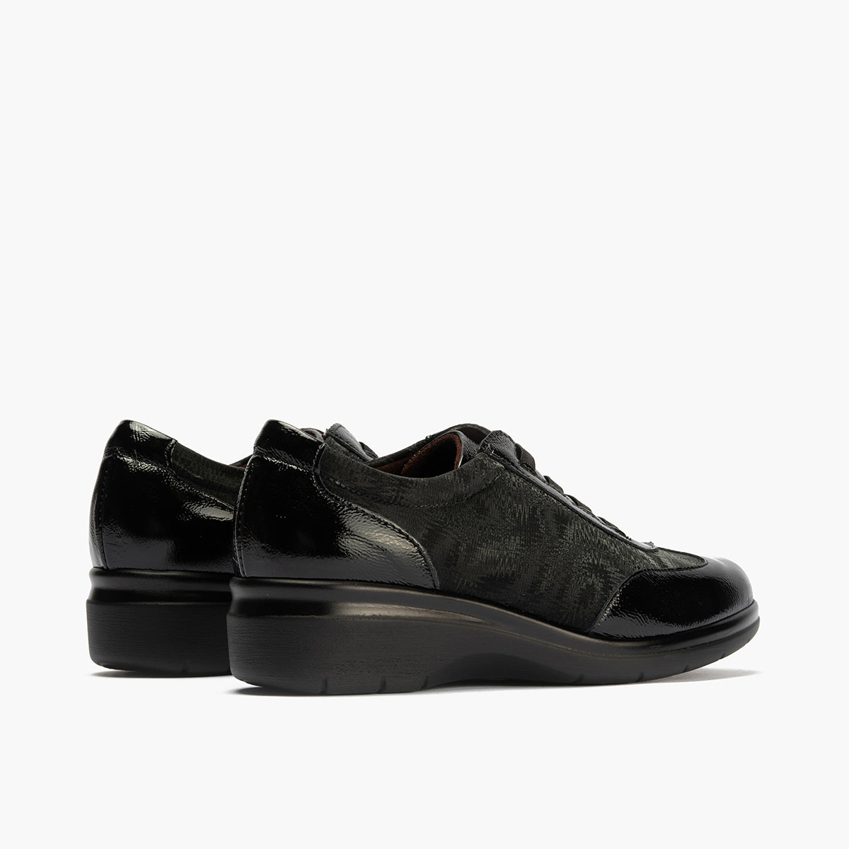 Deportivo elásticos en charol de mujer color negro