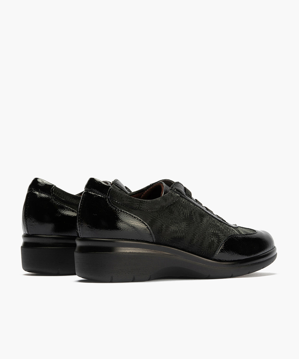 Deportivo elásticos en charol de mujer color negro