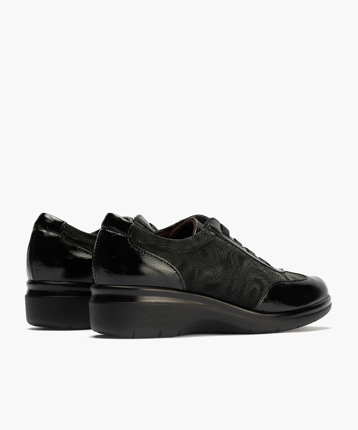 Deportivo elásticos en charol de mujer color negro