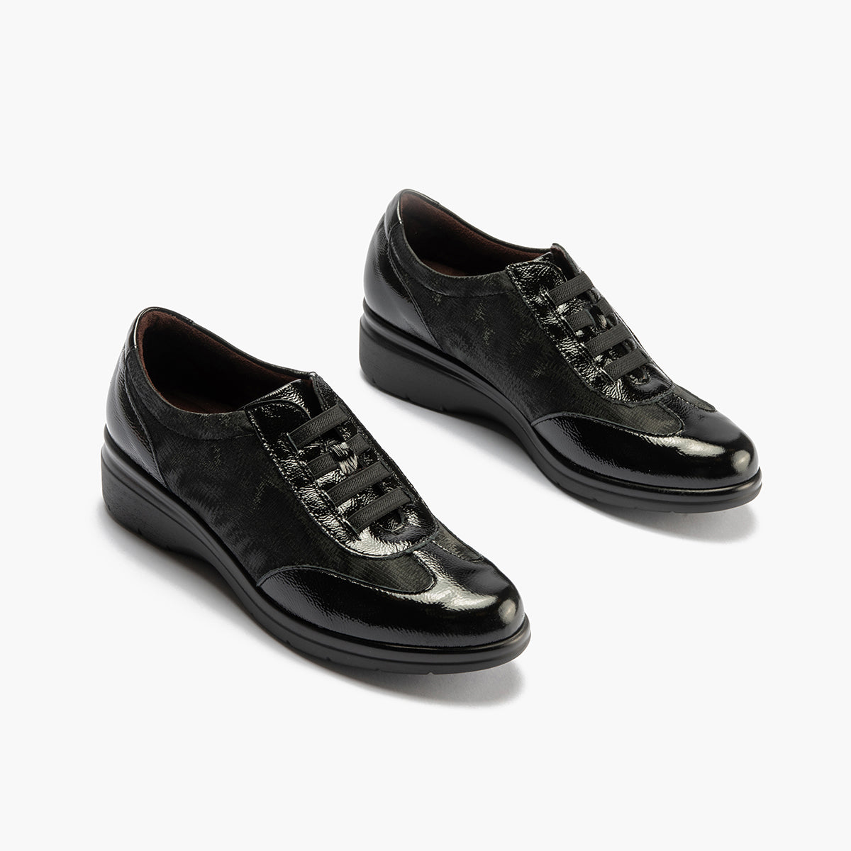 Deportivo elásticos en charol de mujer color negro