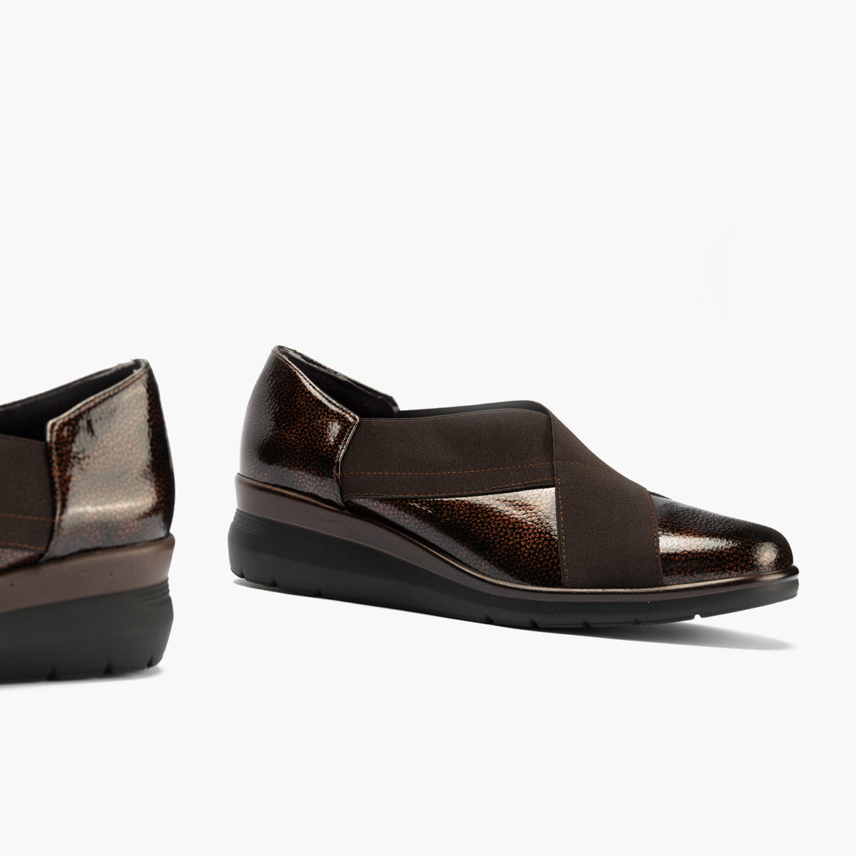 Abotinado con Elásticos Cruzados en charol de mujer color marron
