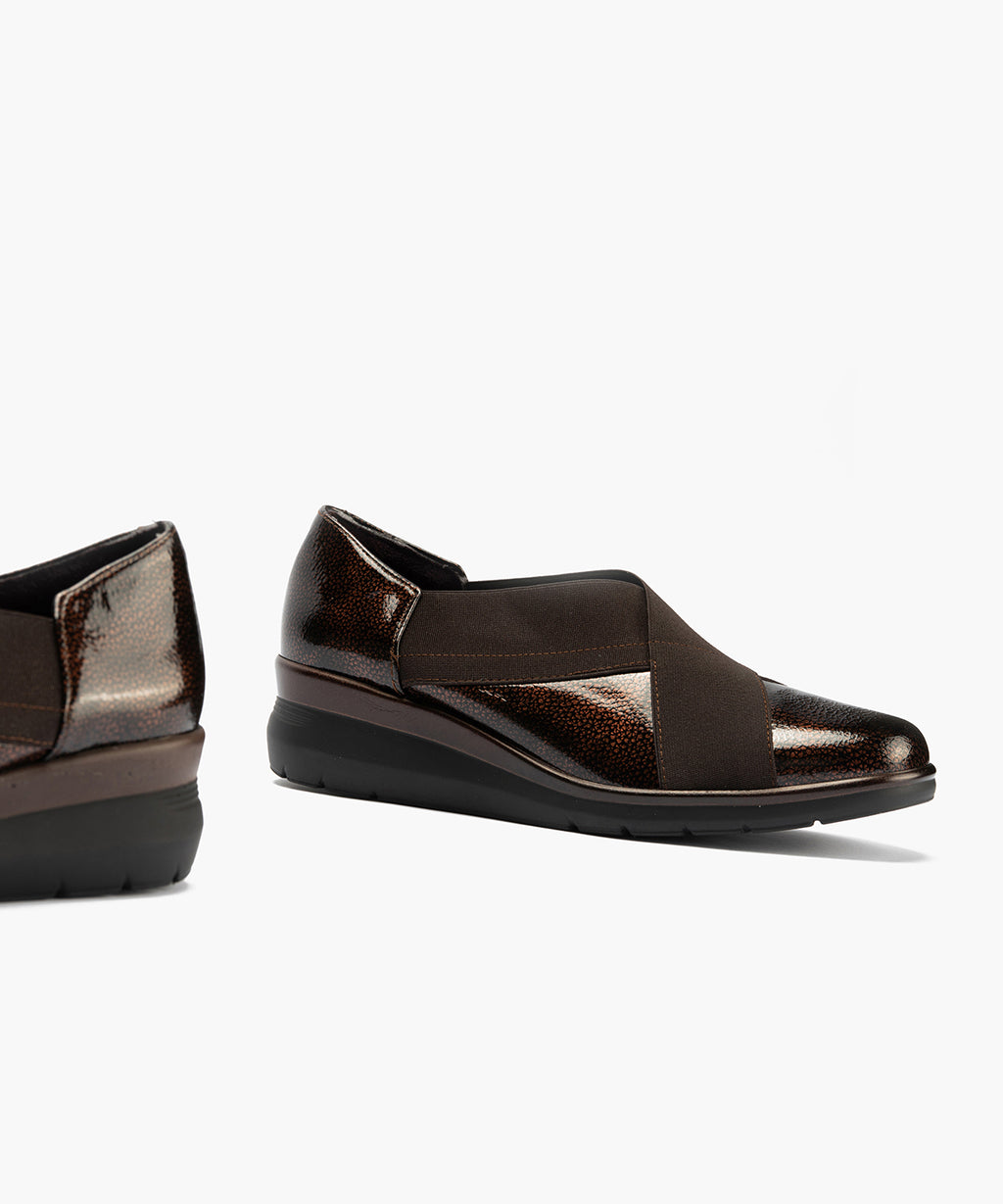 Abotinado con Elásticos Cruzados en charol de mujer color marron