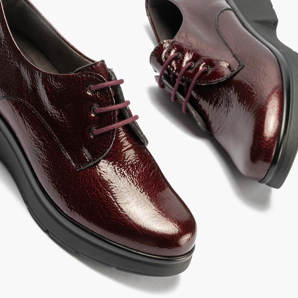 Blucher en Charol con cordones de mujer color burdeos