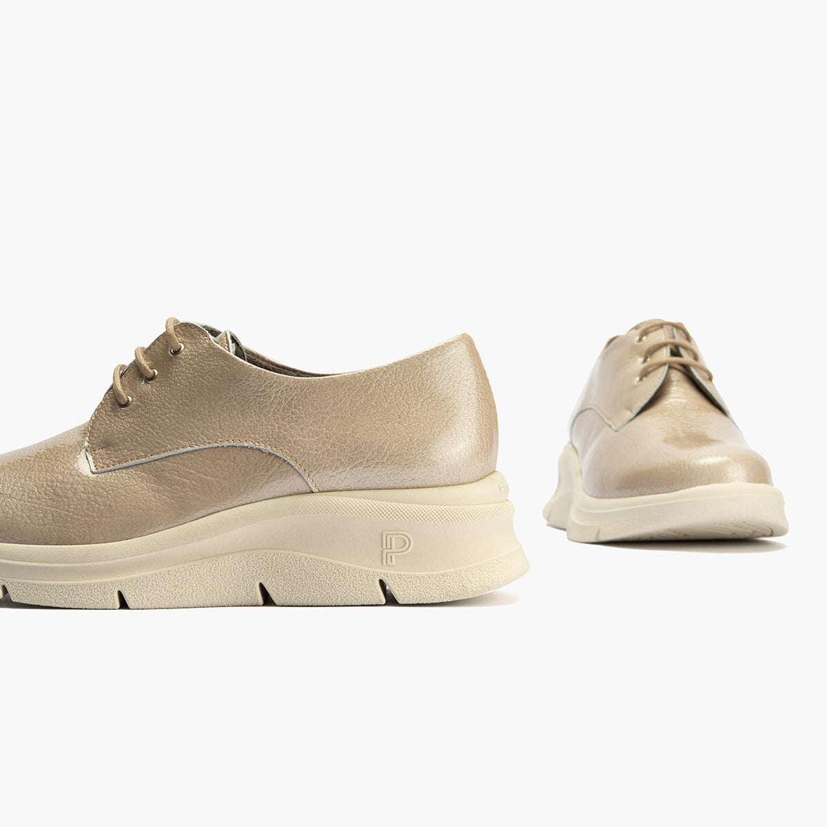 Blucher en Charol con cordones de mujer color piedra