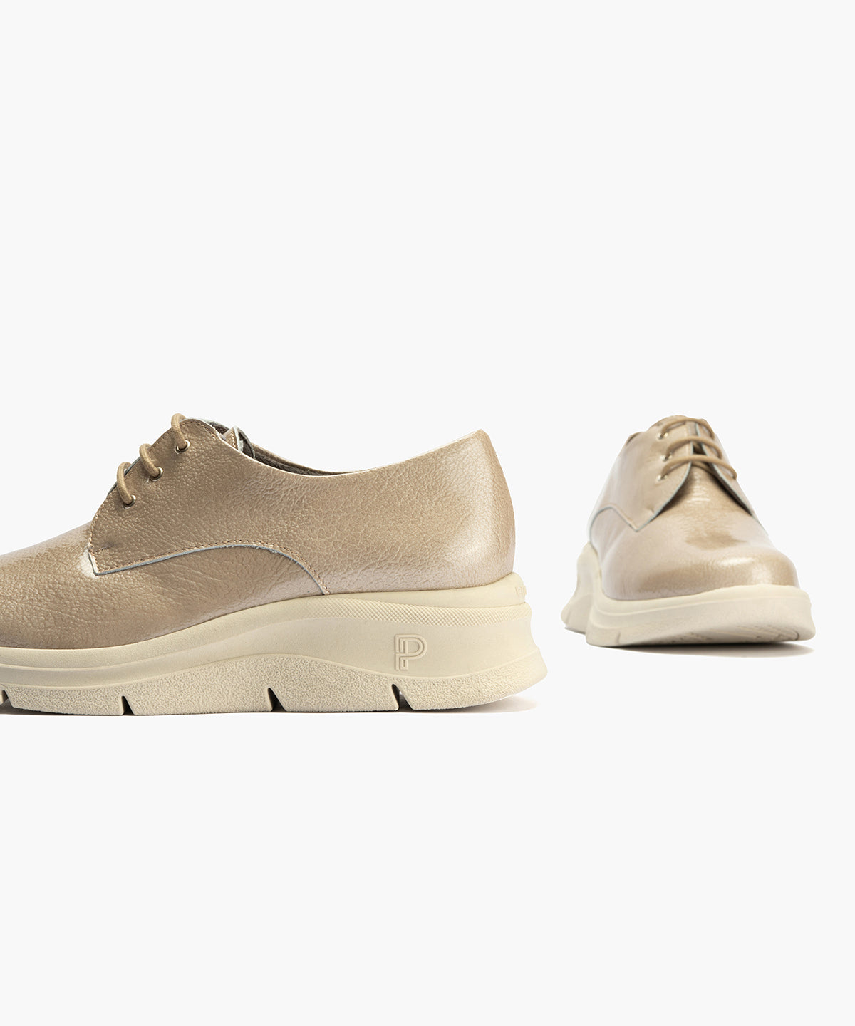 Blucher en Charol con cordones de mujer color piedra