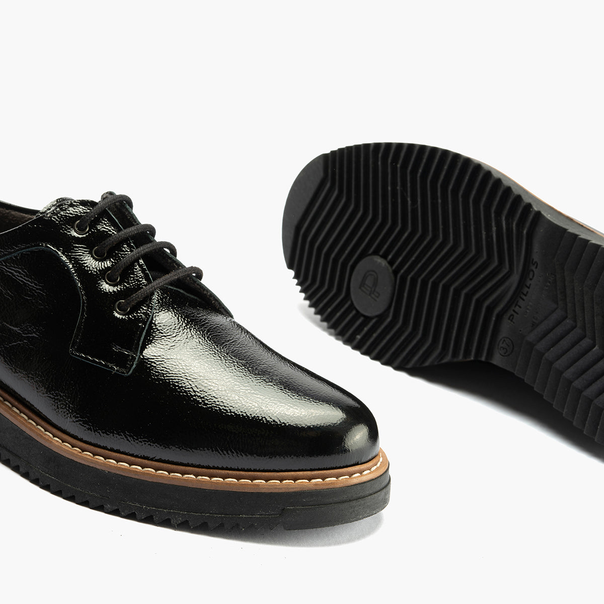 Blucher en Charol con cordones de mujer color negro