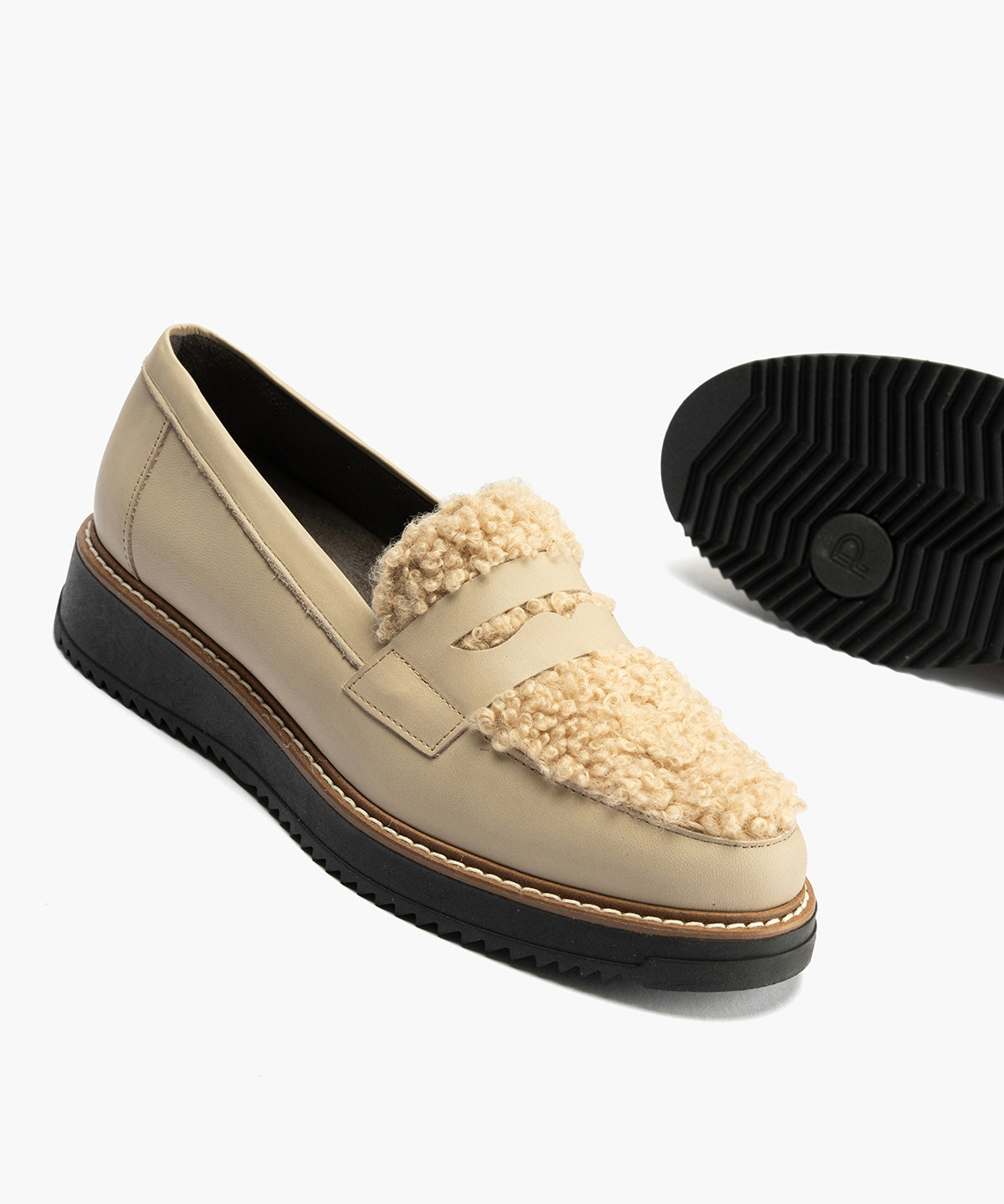 Mocasín con borrego de mujer color piedra