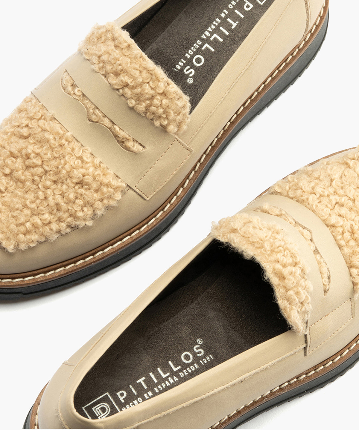 Mocasín con borrego de mujer color piedra