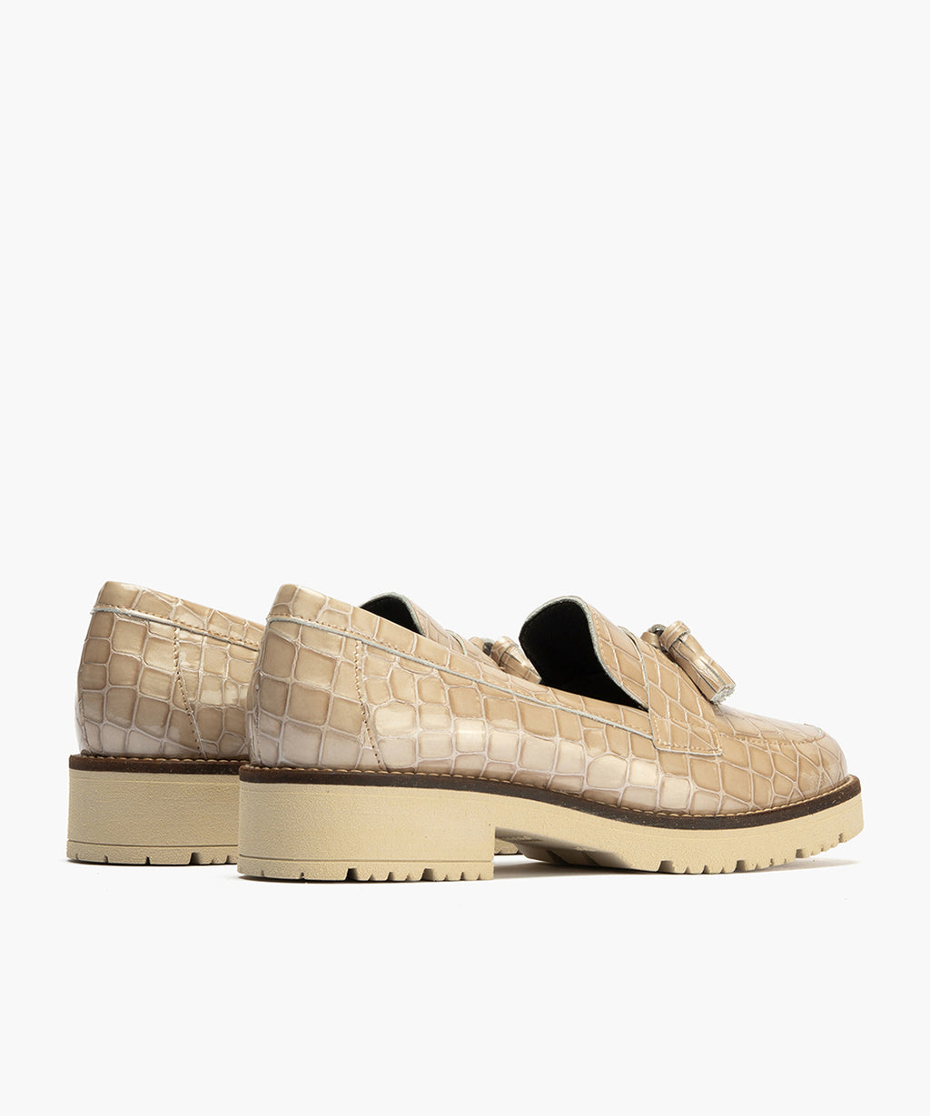 Mocasín en Coco con adorno de mujer color piedra