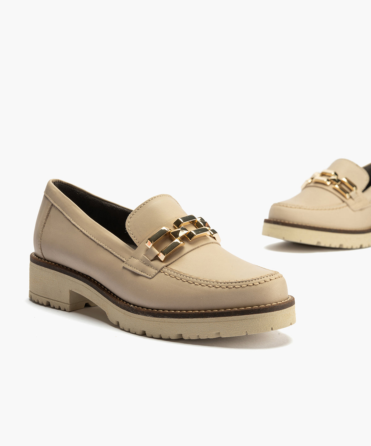 Mocasín en Napa con adorno de mujer color piedra