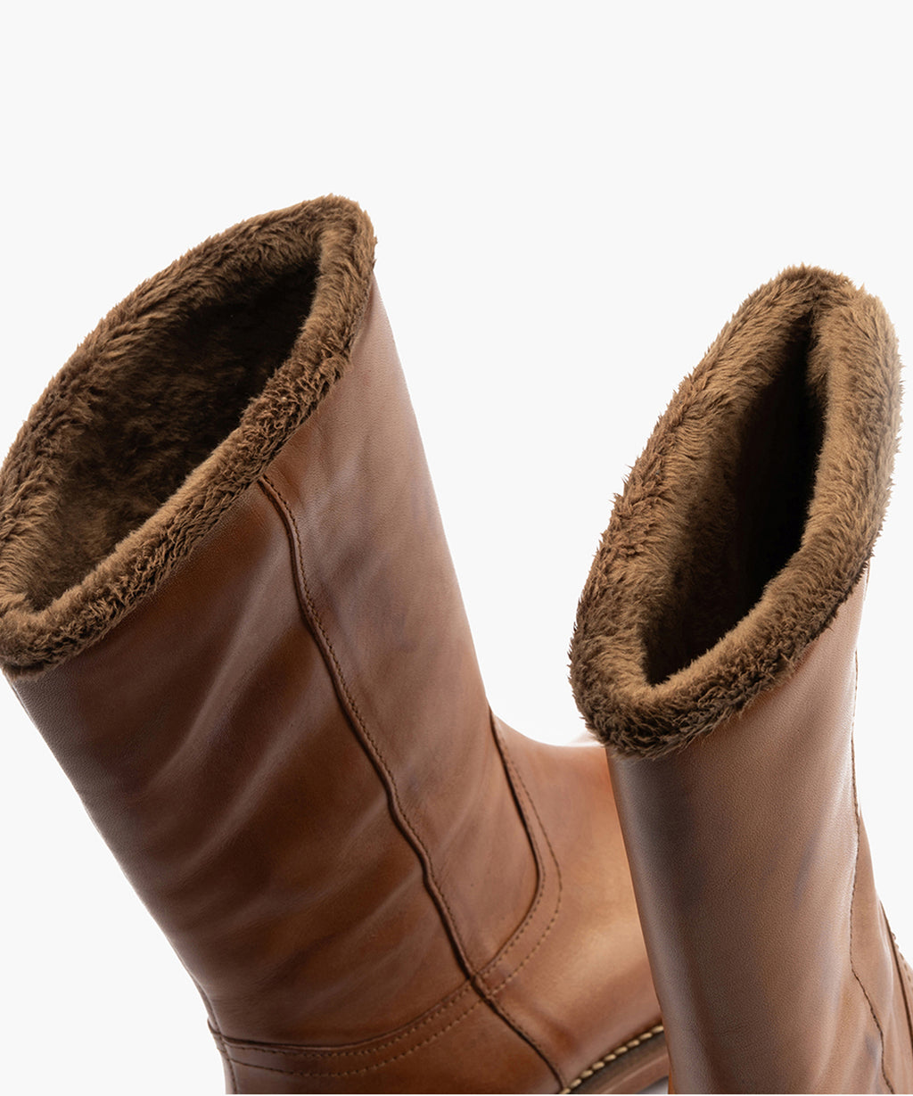 Bota con borrego de mujer color cuero