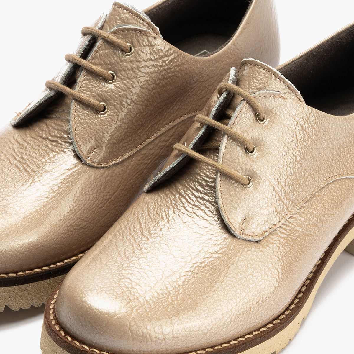 Blucher en Charol con cordones de mujer color piedra