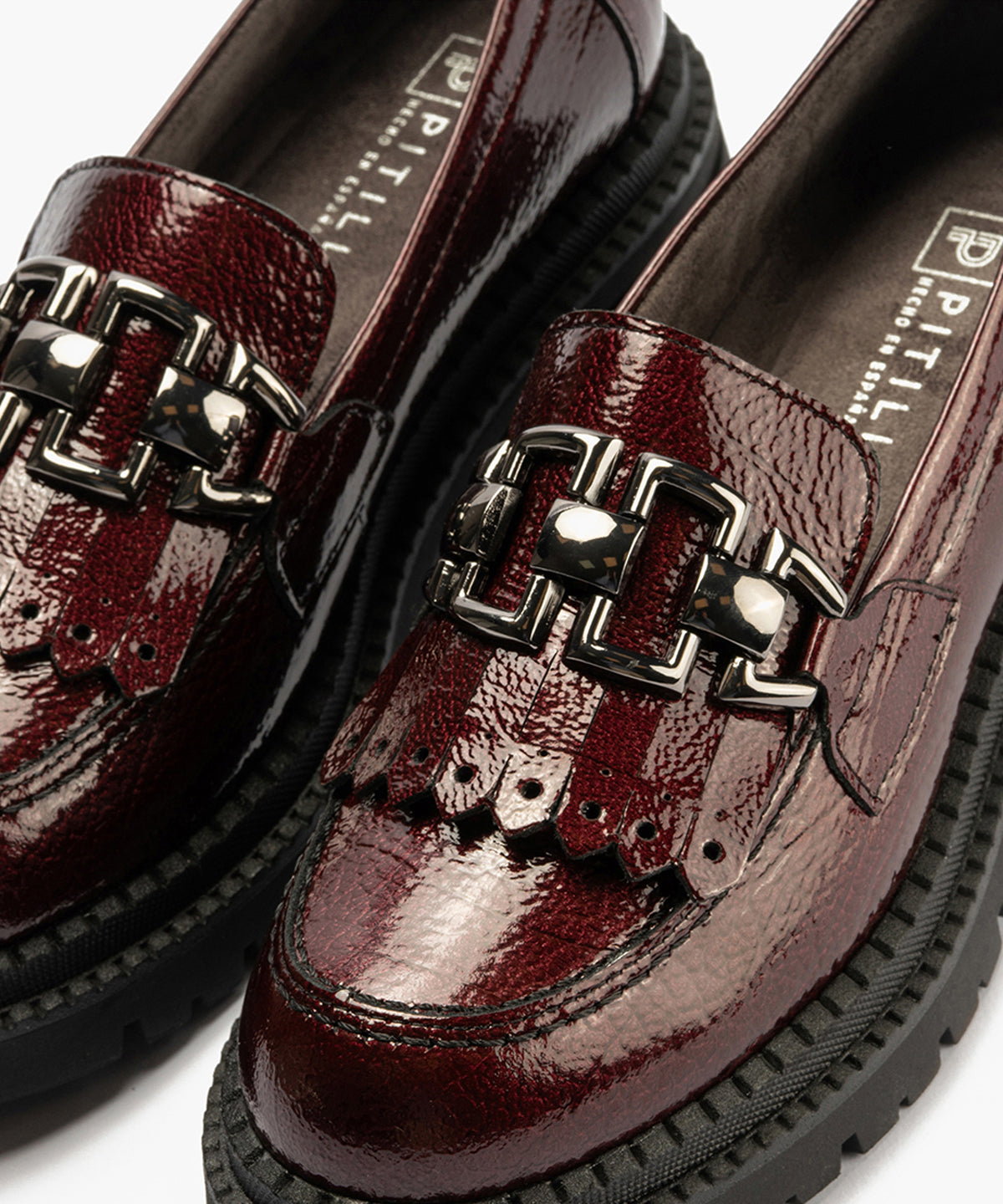 Mocasín con Flecos en Charol de mujer color burdeos
