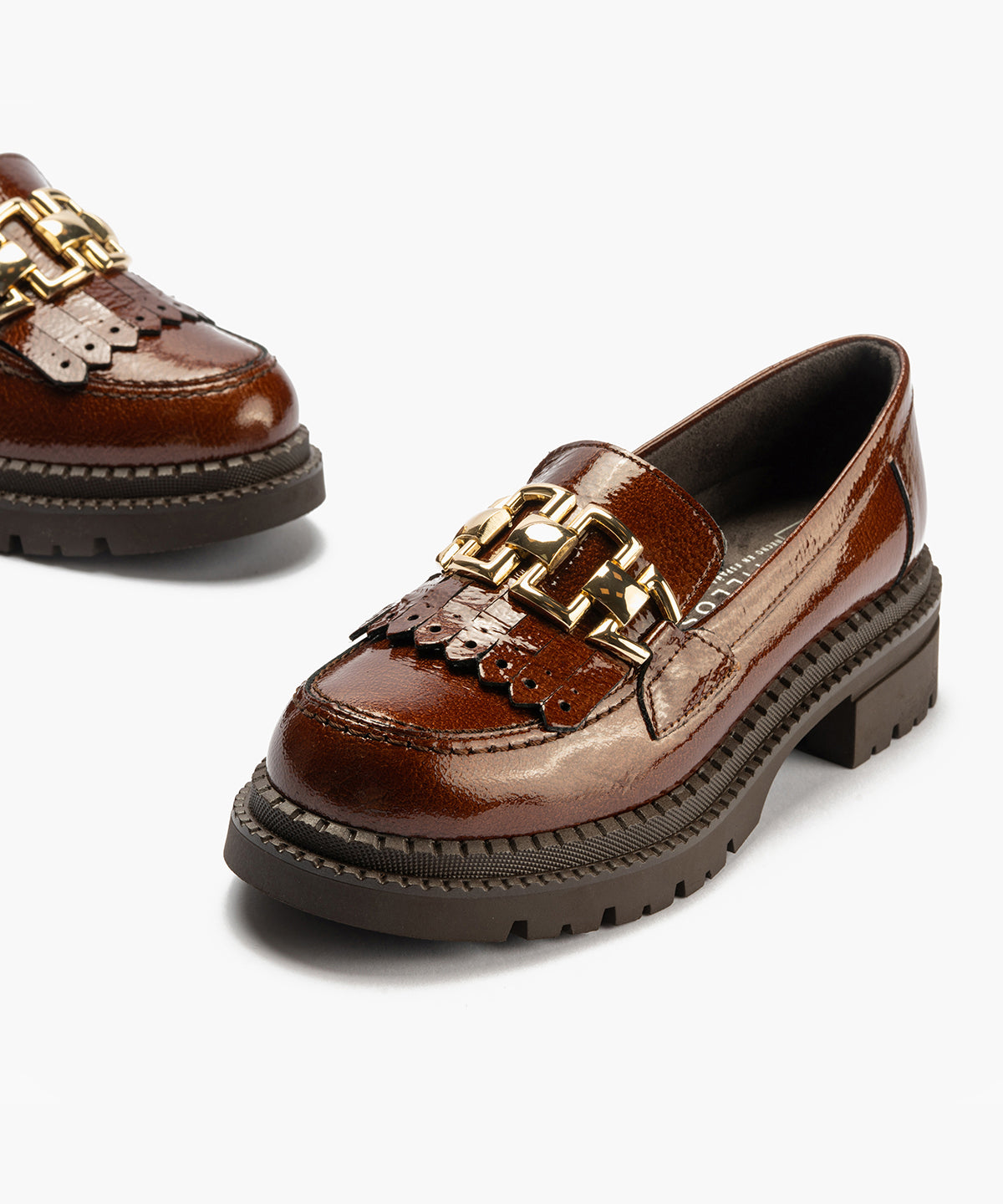 Mocasín con Flecos en Charol de mujer color cuero