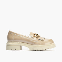 Mocasín con Flecos en Charol de mujer color piedra