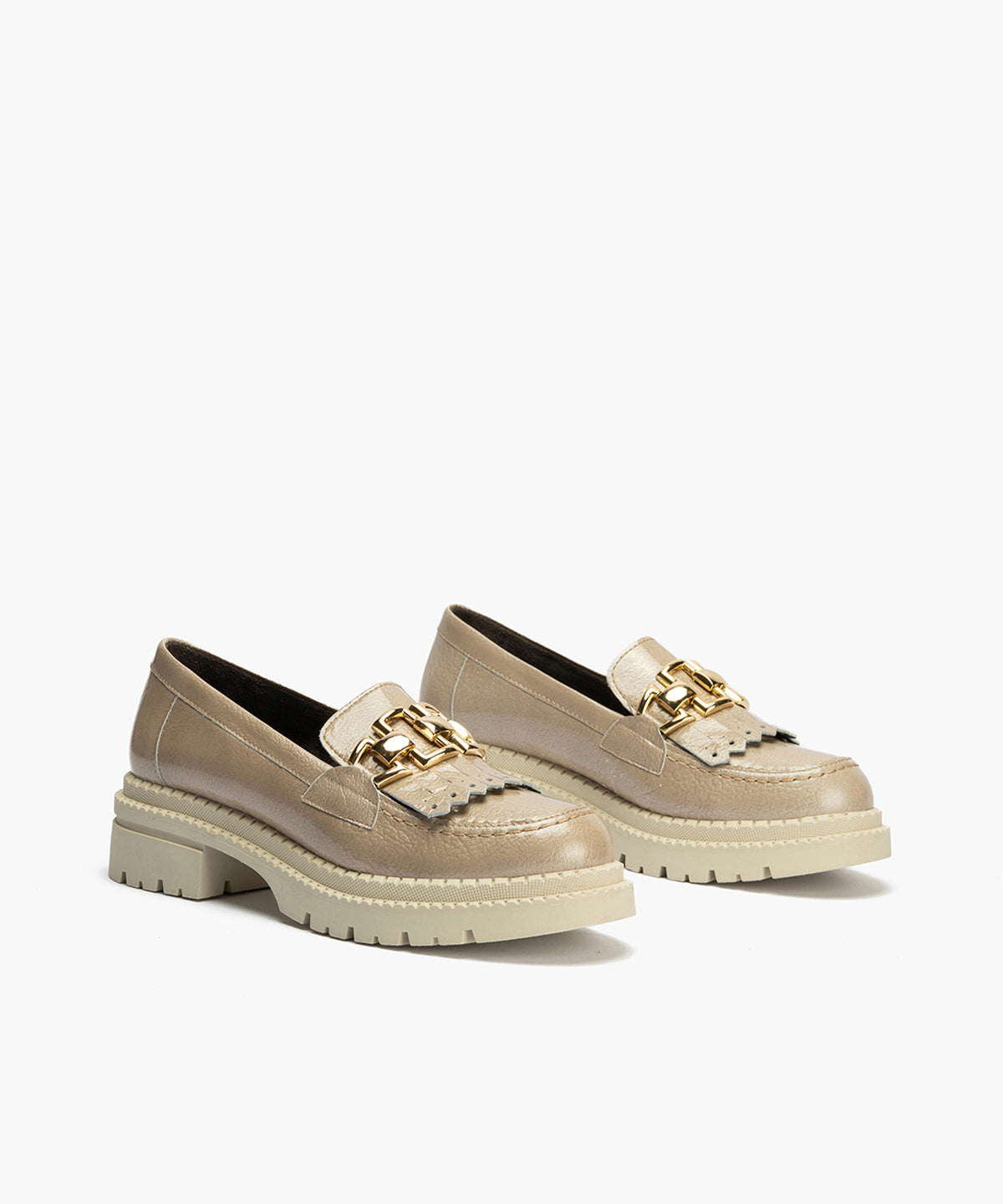 Mocasín con Flecos en Charol de mujer color piedra