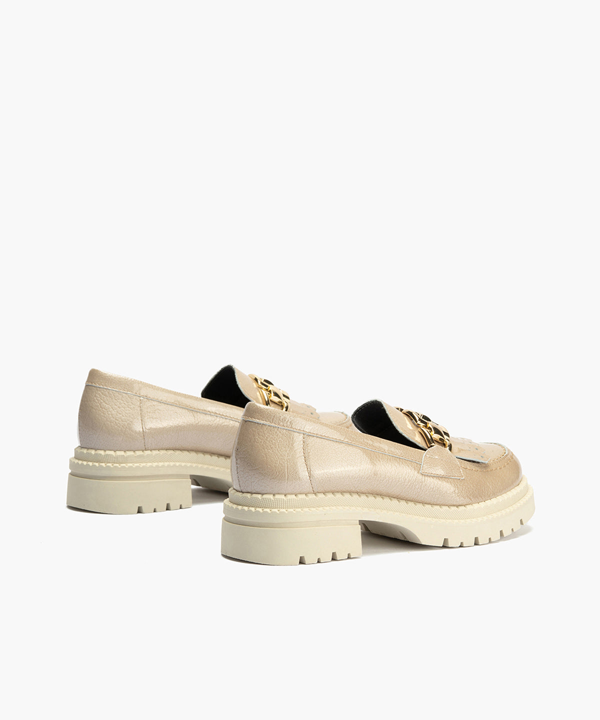 Mocasín con Flecos en Charol de mujer color piedra