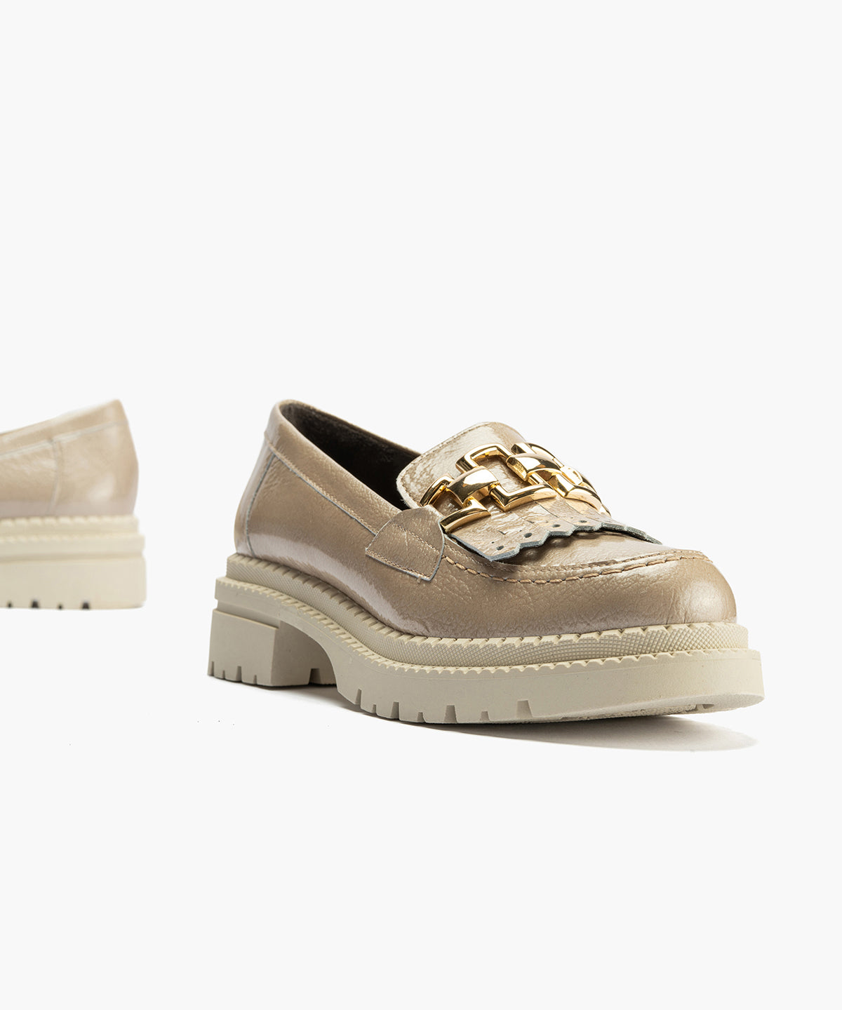 Mocasín con Flecos en Charol de mujer color piedra