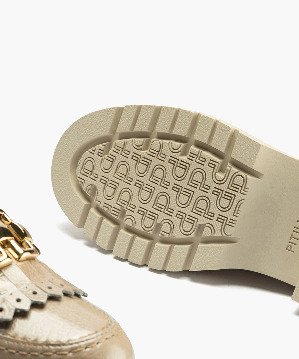 Mocasín con Flecos en Charol de mujer color piedra