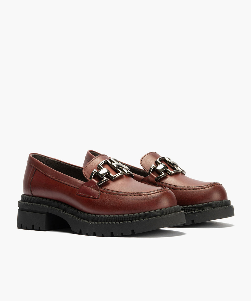 Mocasín en Napa con adorno de mujer color burdeos