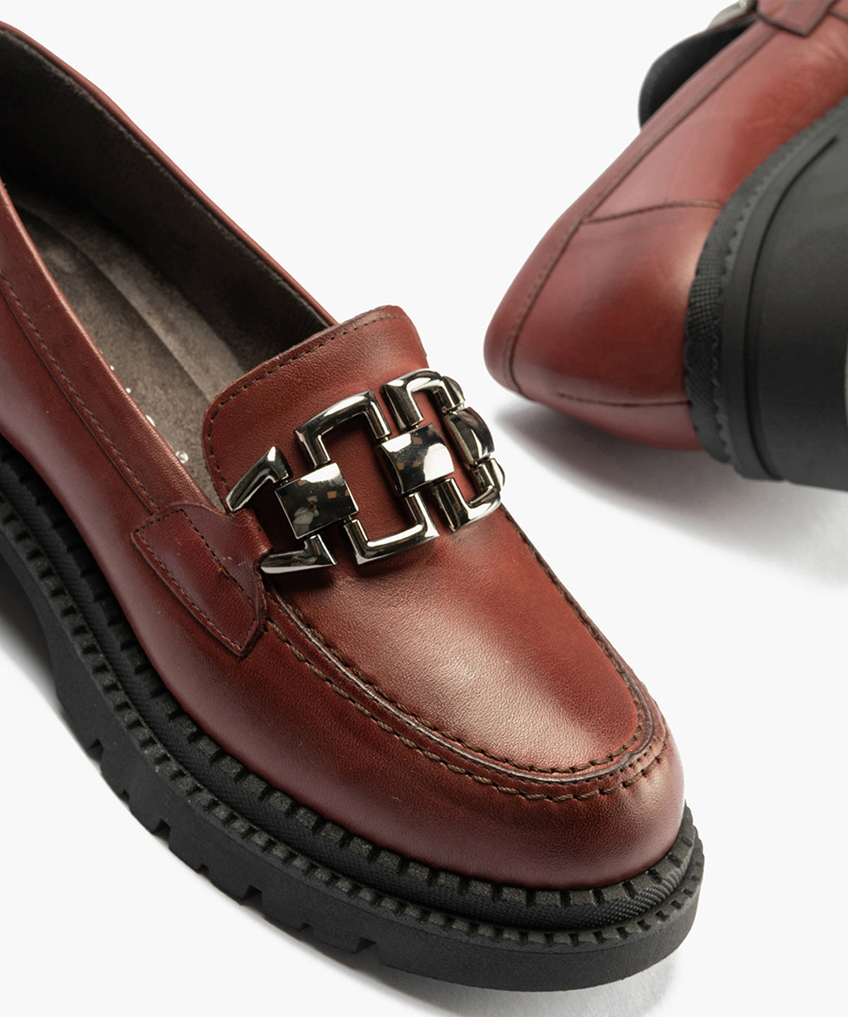 Mocasín en Napa con adorno de mujer color burdeos
