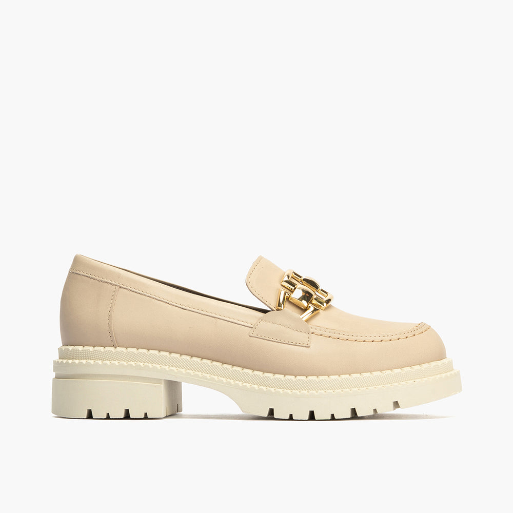 Mocasín en Napa con adorno de mujer color piedra