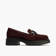 Mocasín en Ante con adorno de mujer color burdeos