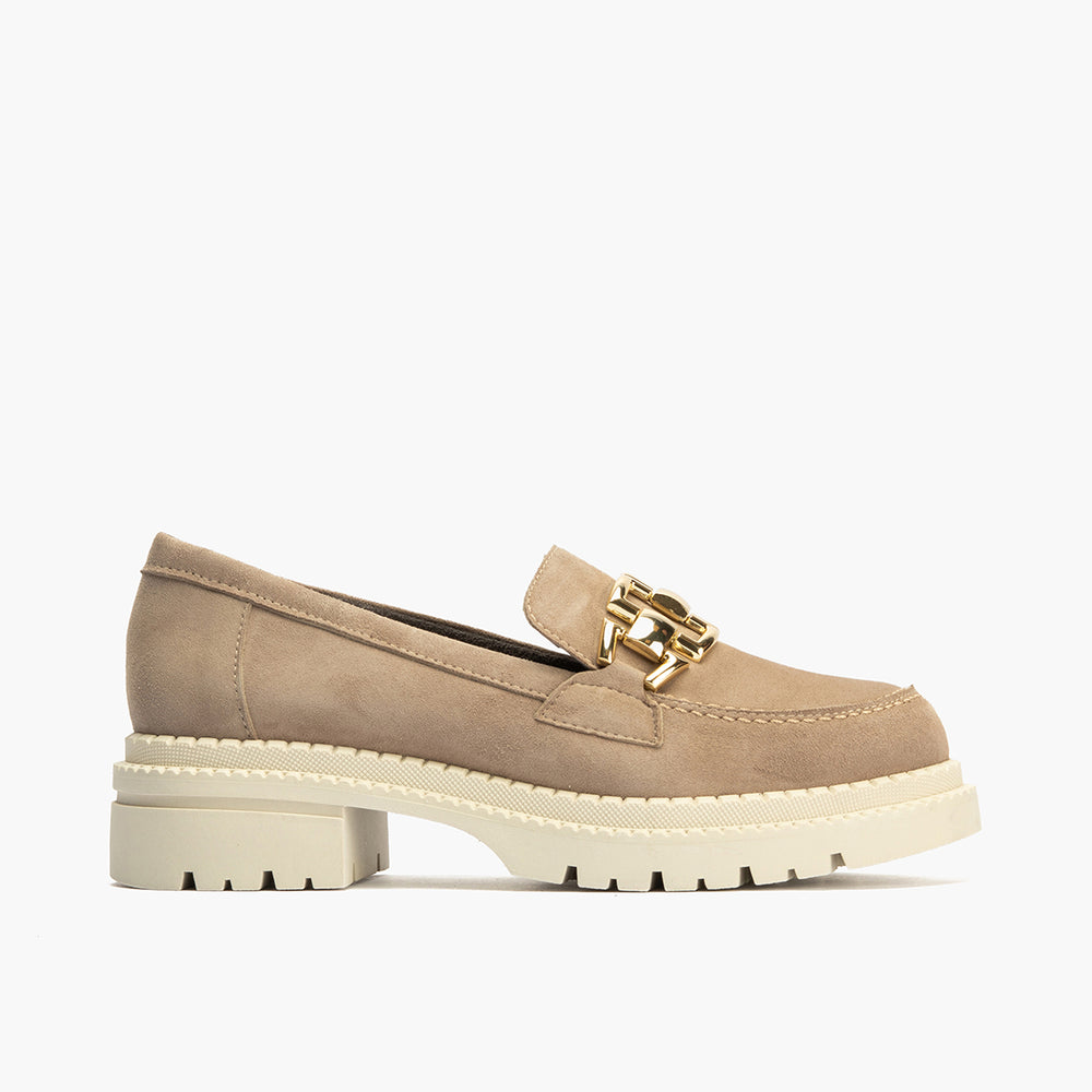 Mocasín en Ante con adorno de mujer color topo