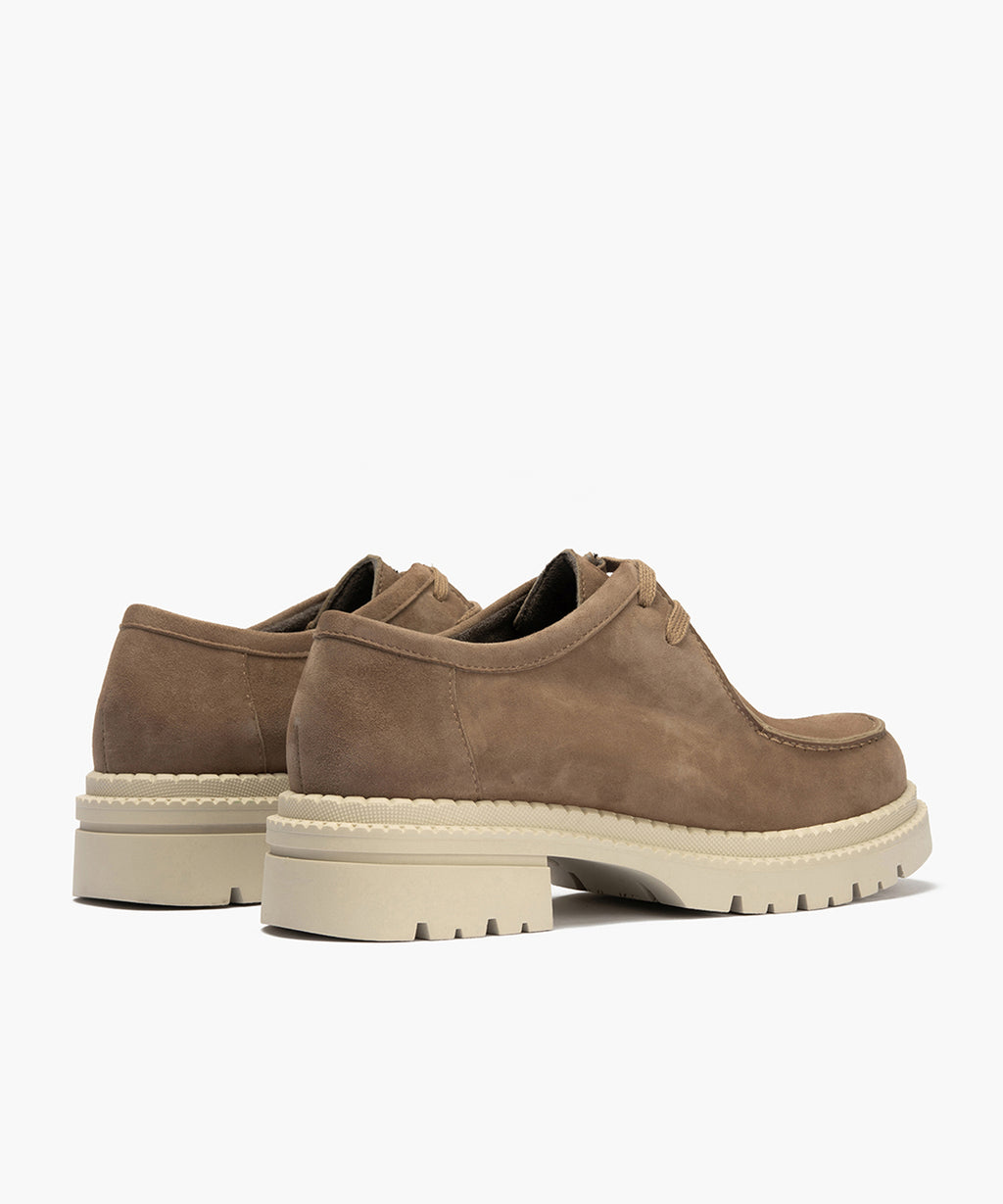 Wallaby en Ante con cordones de mujer color topo