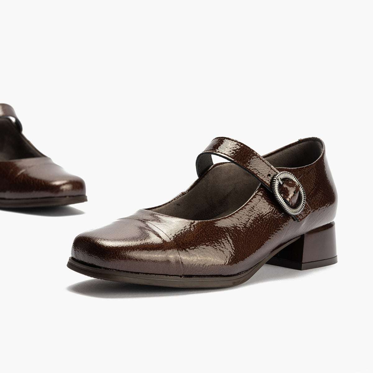 Mercedes con correas en charol mujer marron