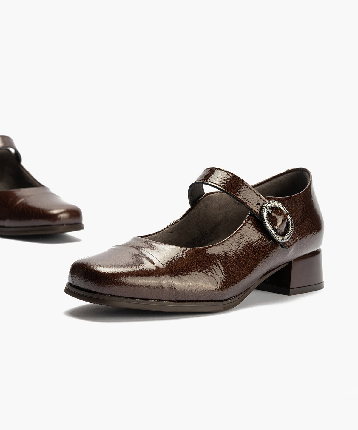 Mercedes con correas en charol mujer marron