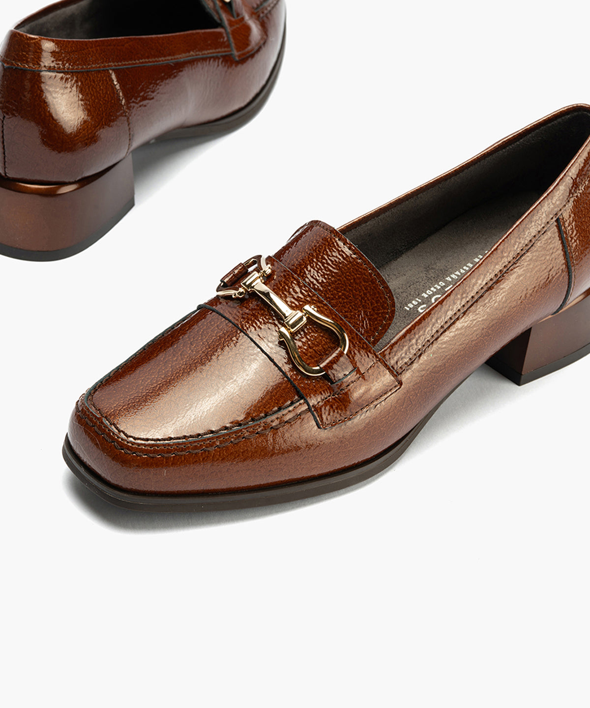 Mocasín en Charol con adorno de mujer color cuero