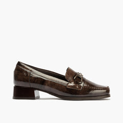 Mocasín en Charol con adorno de mujer color marron