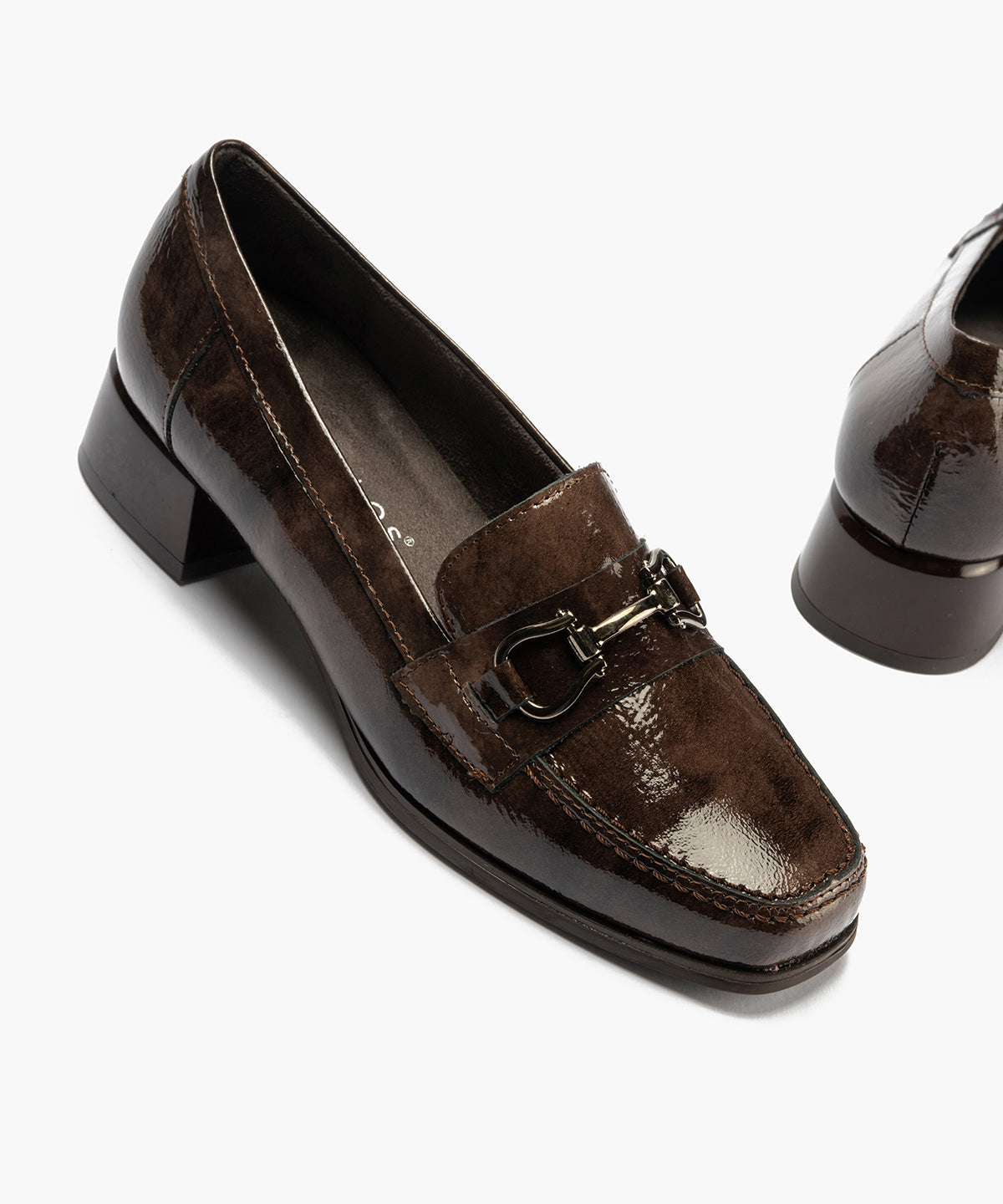 Mocasín en Charol con adorno de mujer color marron