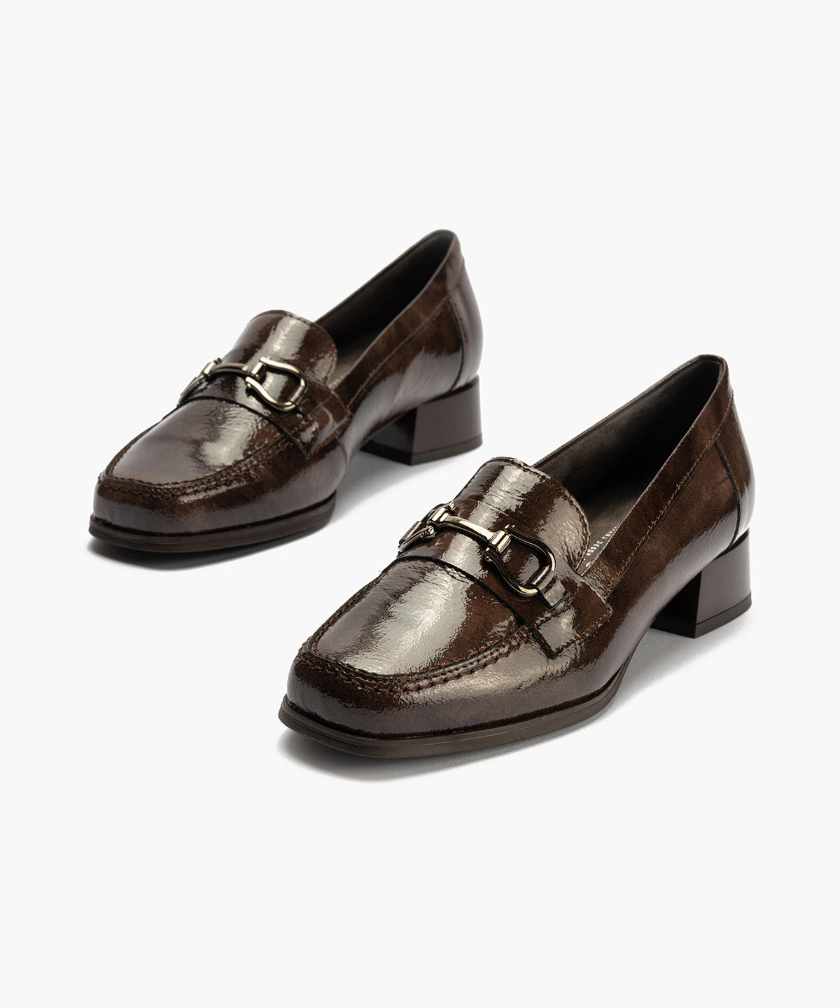 Mocasín en Charol con adorno de mujer color marron