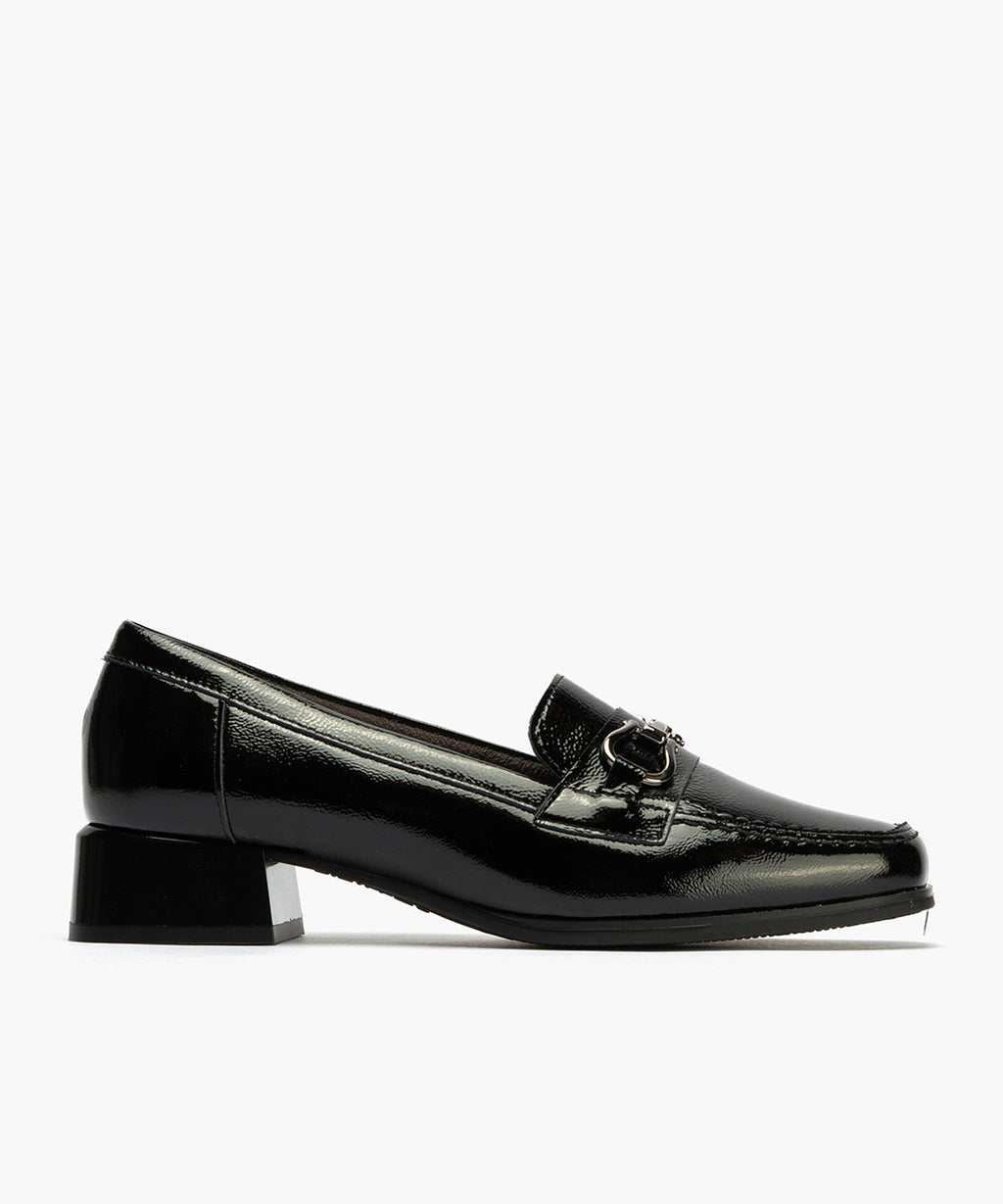 Mocasín en Charol con adorno de mujer color negro