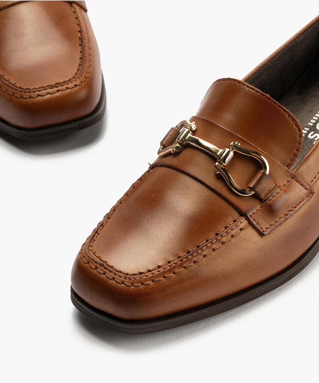 Mocasin en Napa con adorno de mujer color cuero