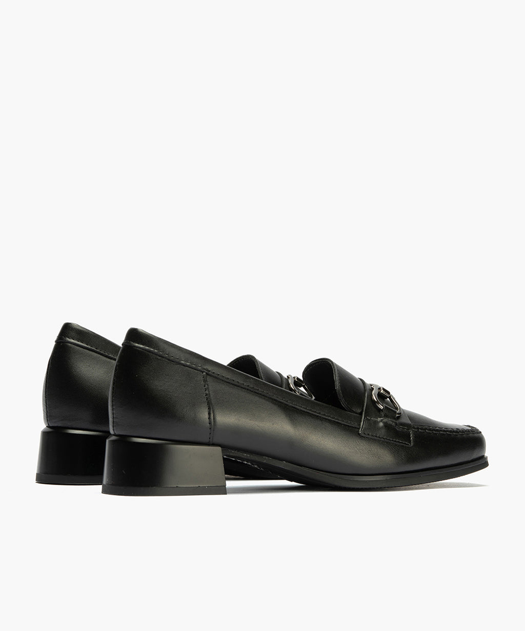 Mocasin en Napa con adorno de mujer color negro