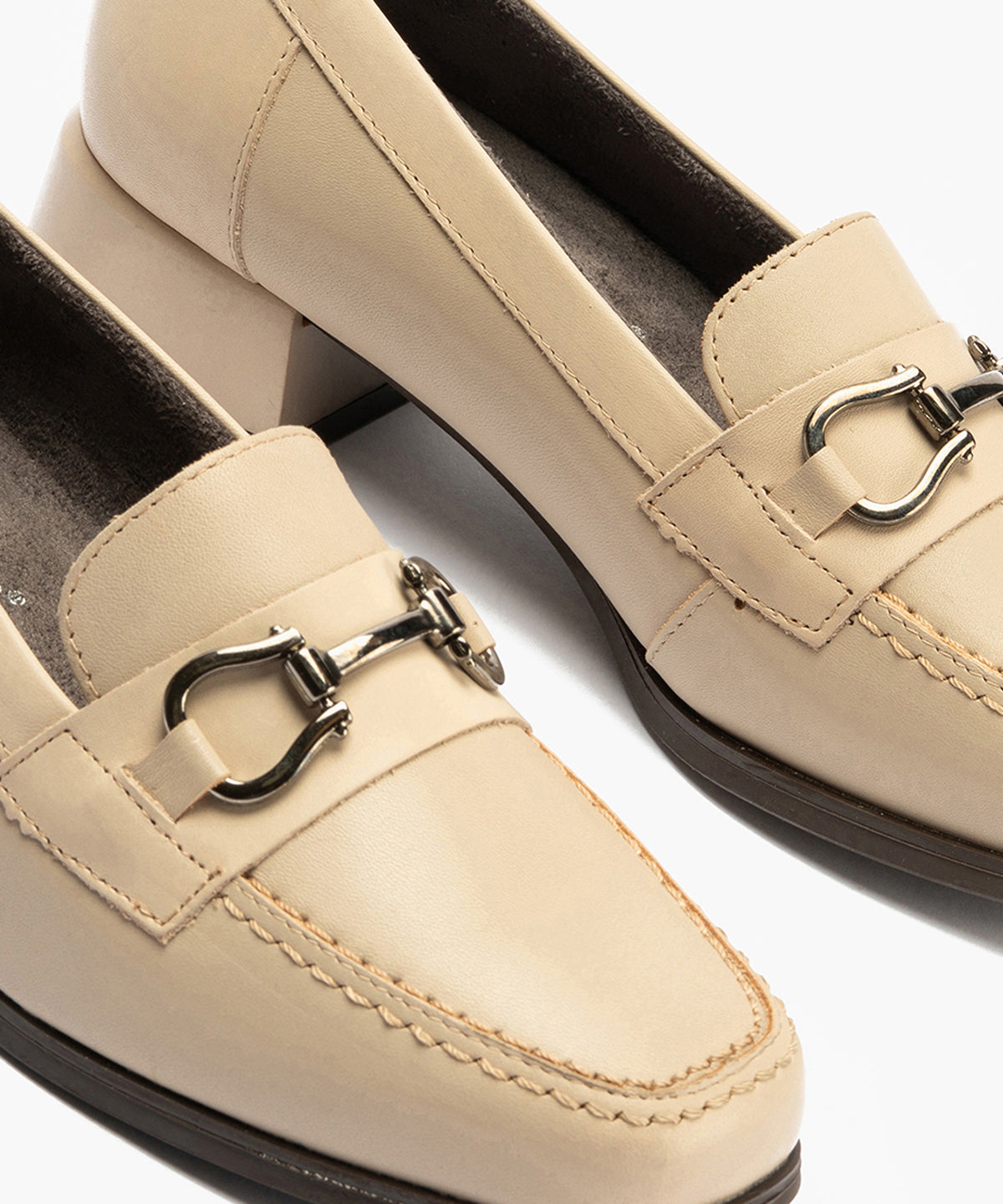 Mocasin en Napa con adorno de mujer color piedra