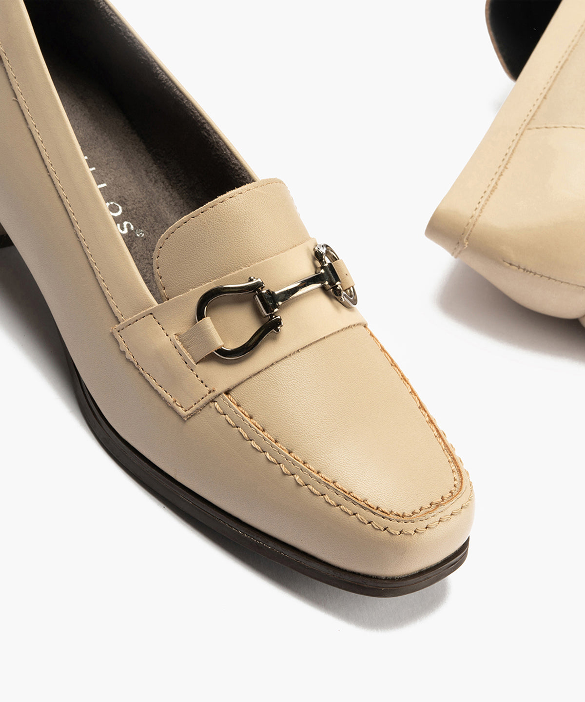 Mocasin en Napa con adorno de mujer color piedra