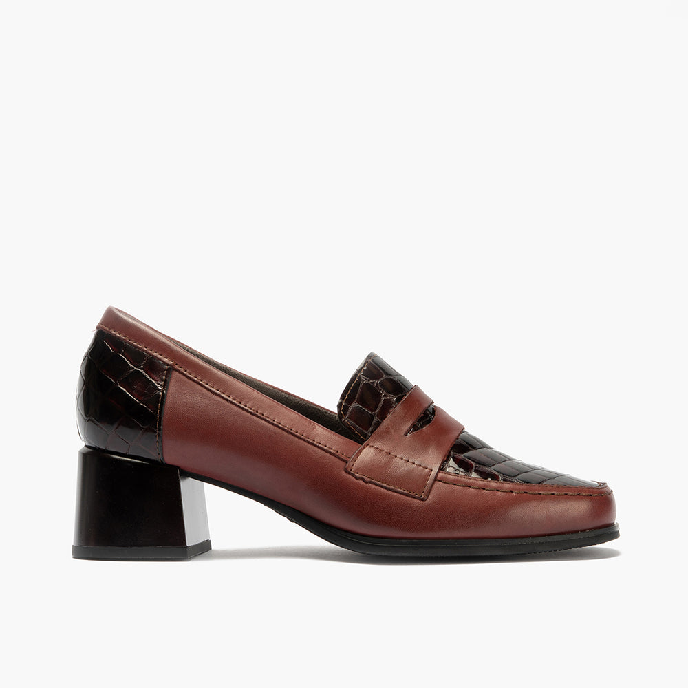Mocasín con tacón medio de mujer color burdeos