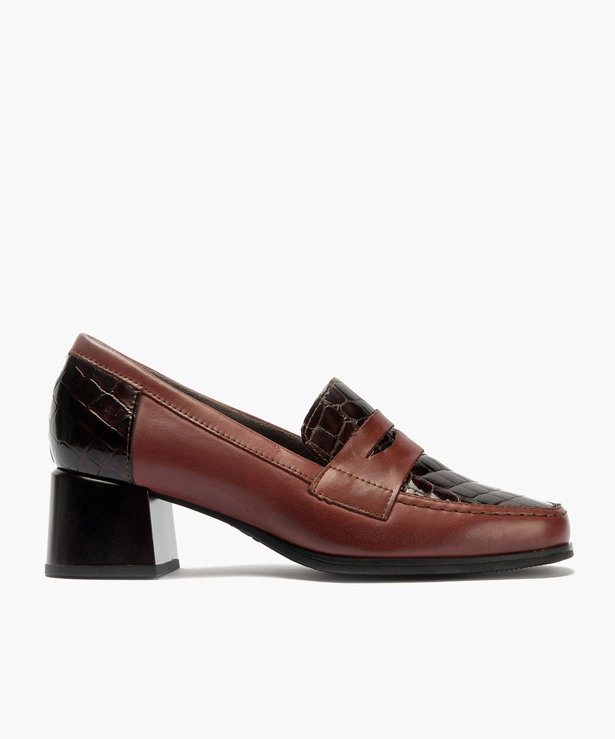 Mocasín con tacón medio de mujer color burdeos