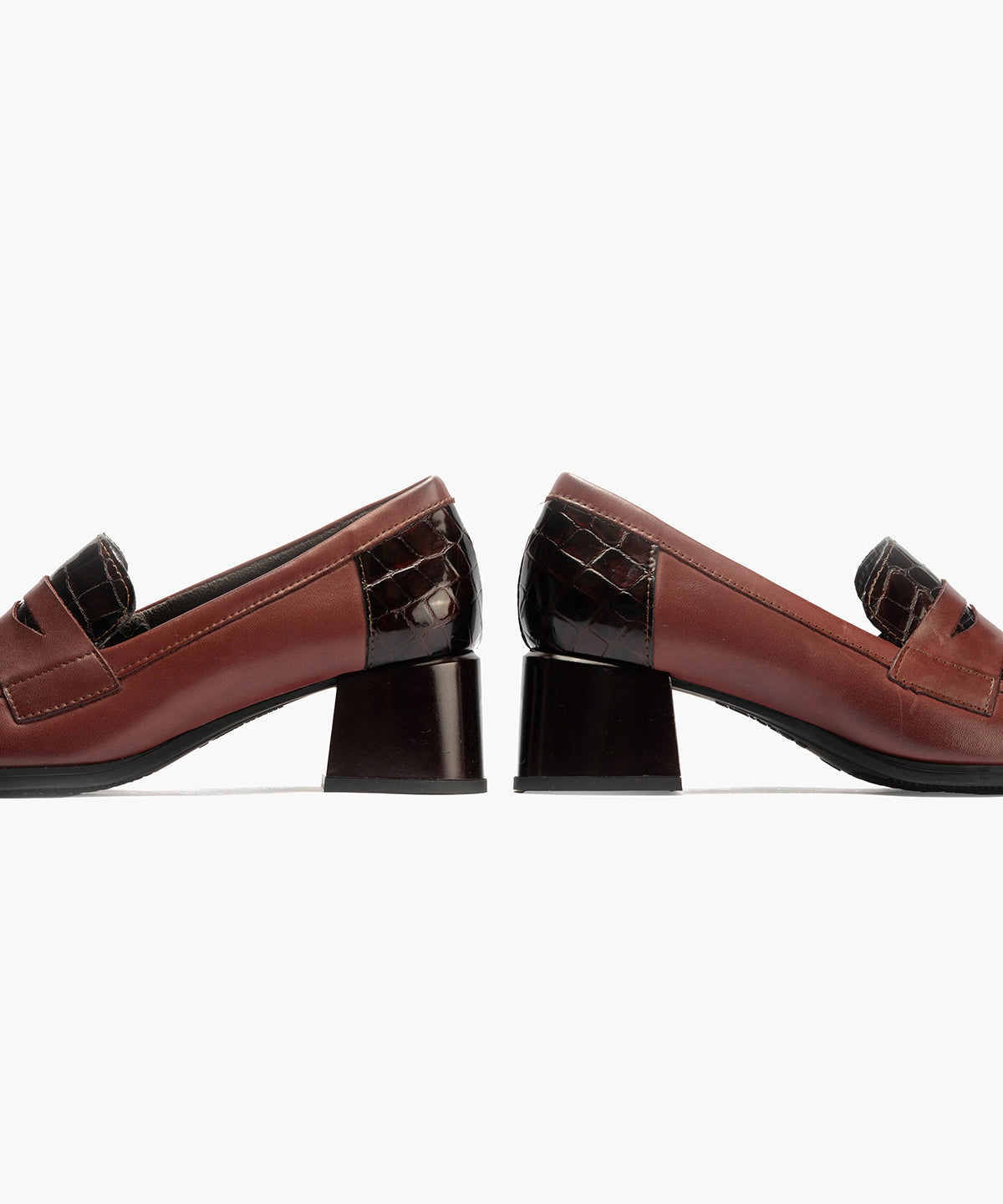 Mocasín con tacón medio de mujer color burdeos