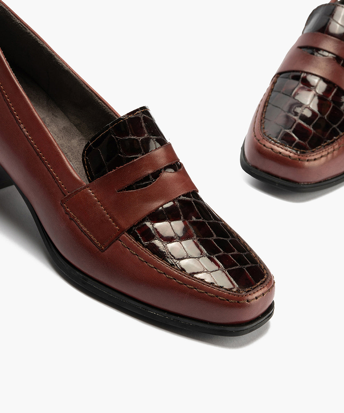 Mocasín con tacón medio de mujer color burdeos