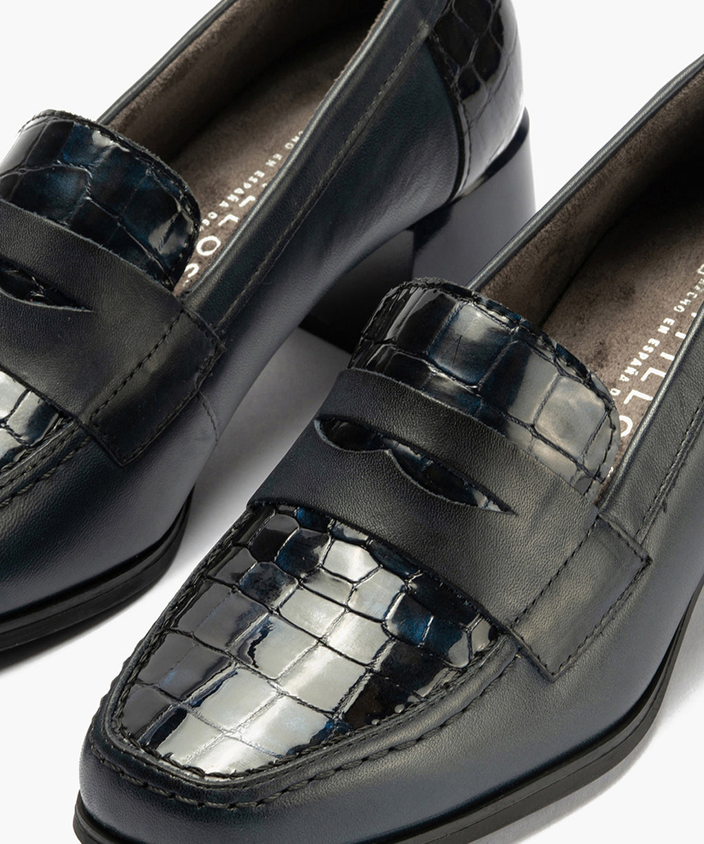 Mocasín con tacón medio de mujer color marino