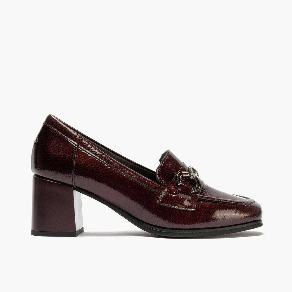 Mocasín en Charol con adorno de mujer color burdeos