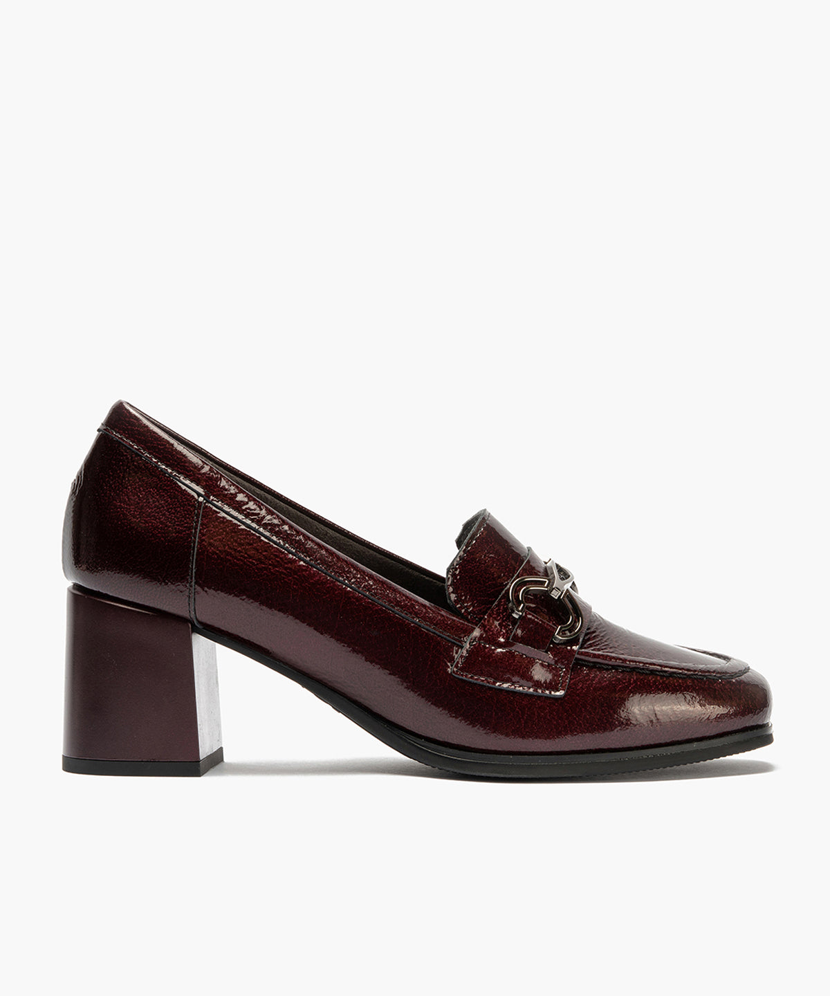 Mocasín en Charol con adorno de mujer color burdeos