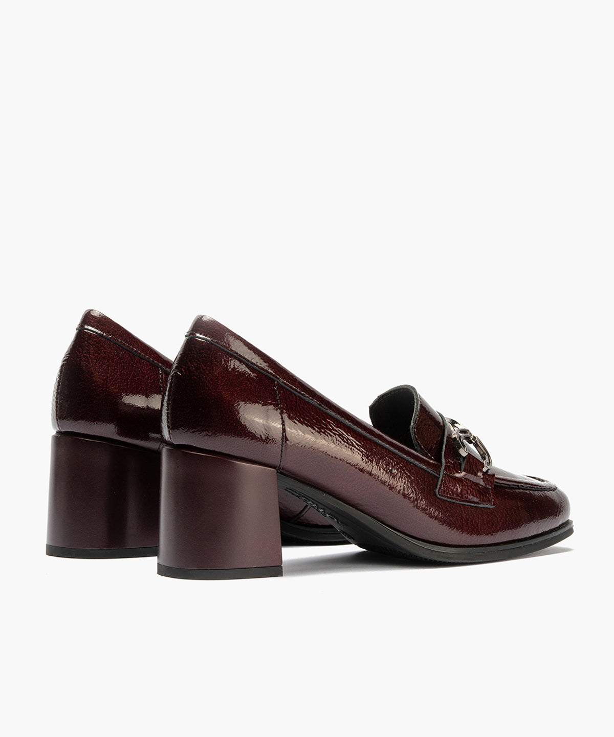 Mocasín en Charol con adorno de mujer color burdeos