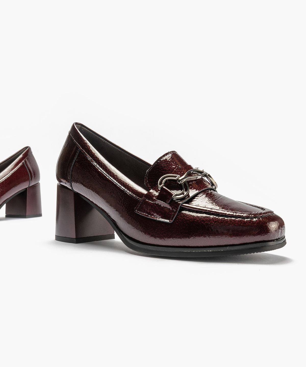 Mocasín en Charol con adorno de mujer color burdeos