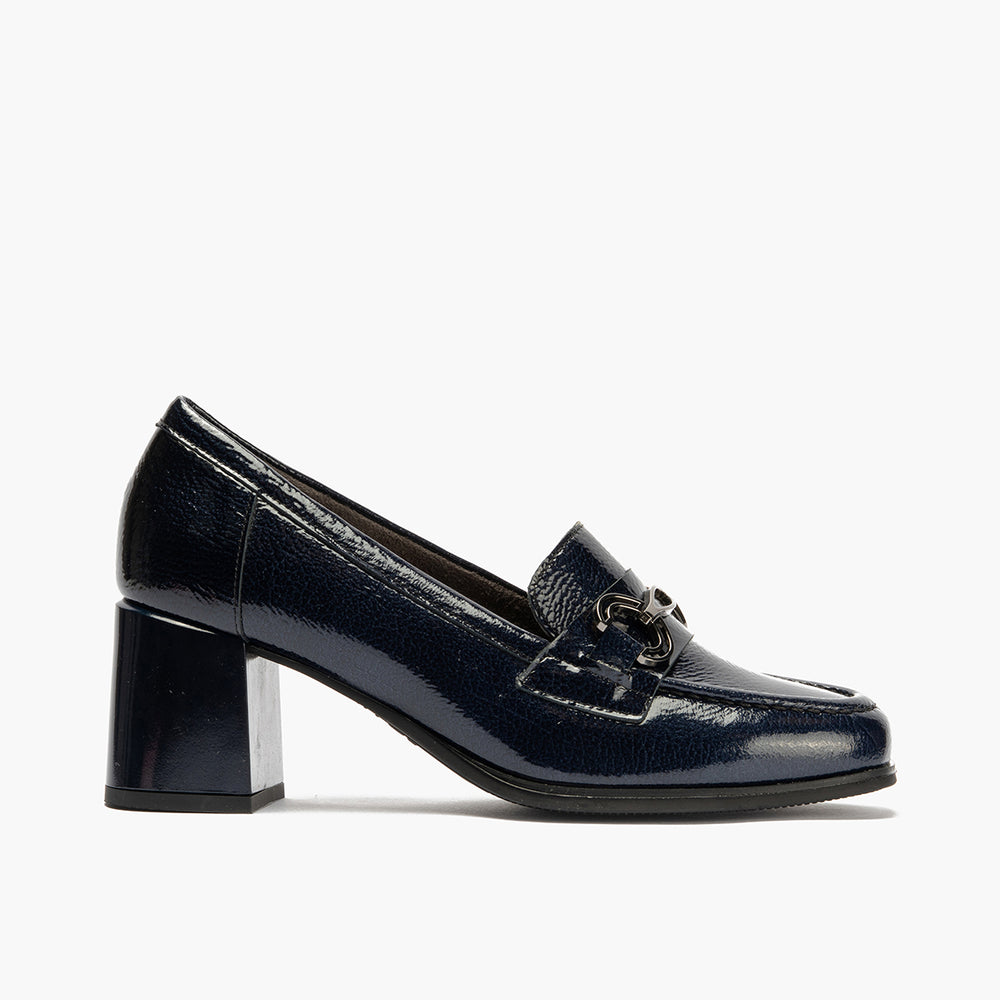 Mocasín en Charol con adorno de mujer color marino